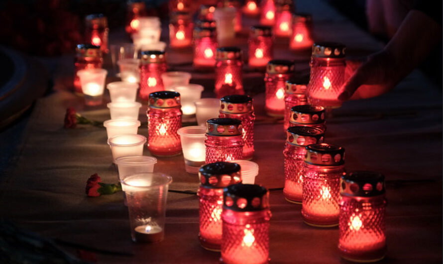 1418 свечей зажгли новосибирцы на Монументе Славы