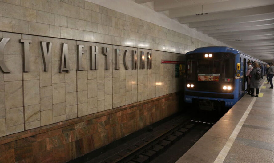 Стихи вместо денег начали принимать за проезд в метро Новосибирска
