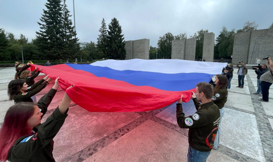 Огромный 200-метровый флаг России развернули в Новосибирске