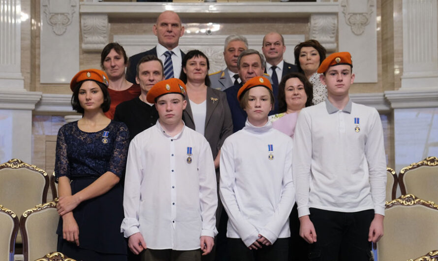 Детей-героев наградили в правительстве Новосибирской области