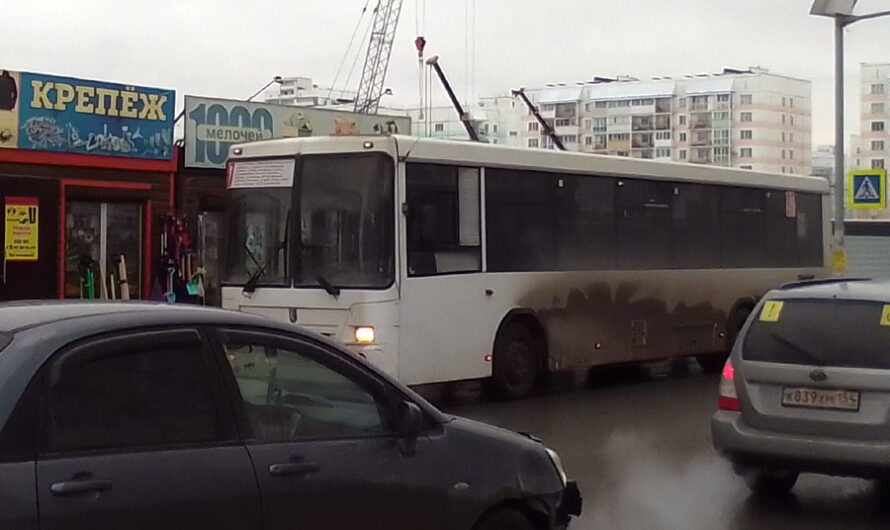 Дорожников заставят убрать снежные валы на остановках Новосибирска
