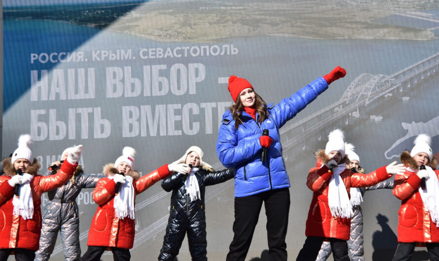 Толпы новосибирцев собрались на митинг в честь 10-й годовщины воссоединения Крыма с Россией