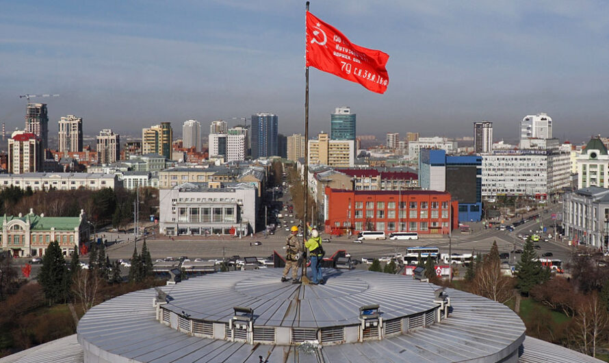Красное Знамя Победы подняли над куполом Оперного театра в Новосибирске