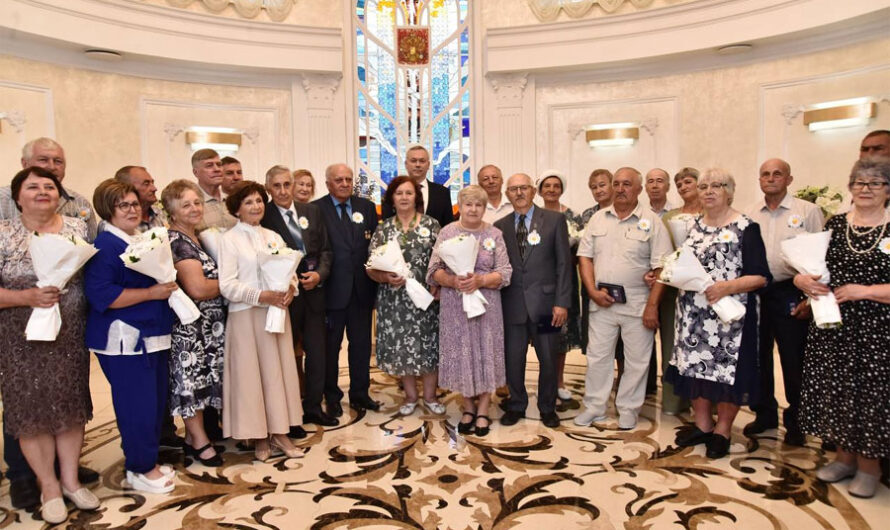 70 супружеских пар Новосибирской области получили награды в День семьи, любви и верности