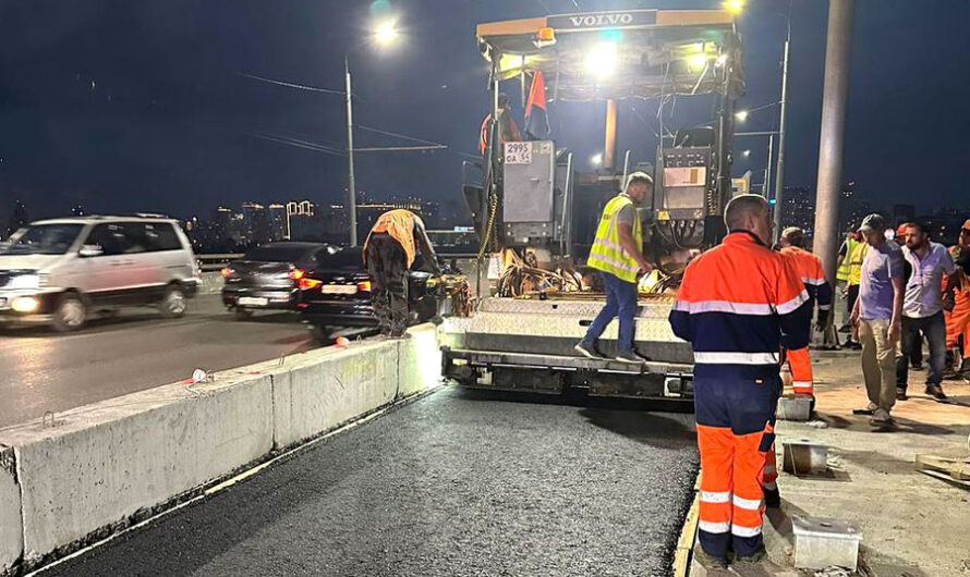 Выравнивающий слой из бетонной смеси укладывают на Октябрьском мосту