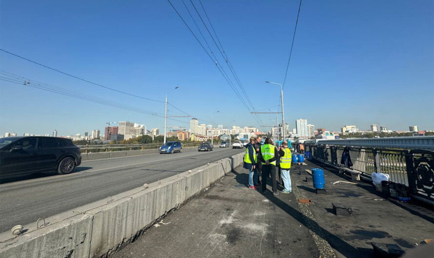 Движение по Октябрьскому мосту полностью откроют до конца года.