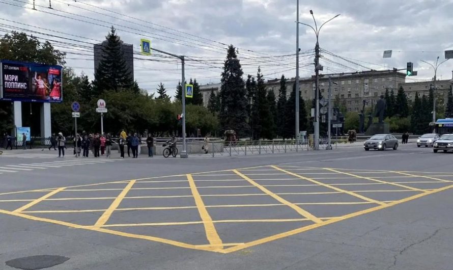 Борьба с пробками в центре Новосибирска: на площади Ленина нанесли вафельную разметку