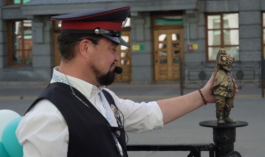 Бронзовую фигуру Везунчика-машиниста установили на вокзале Новосибирск-Главный