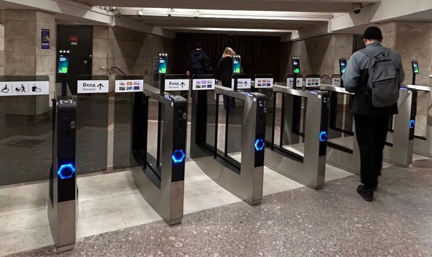 Новые «умные» турникеты установили на станции метро «Октябрьская» в Новосибирске