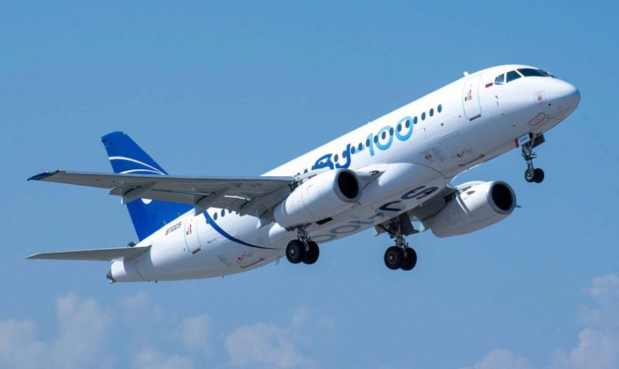 Полностью отечественный авиалайнер SJ-100 испытывают в Новосибирске