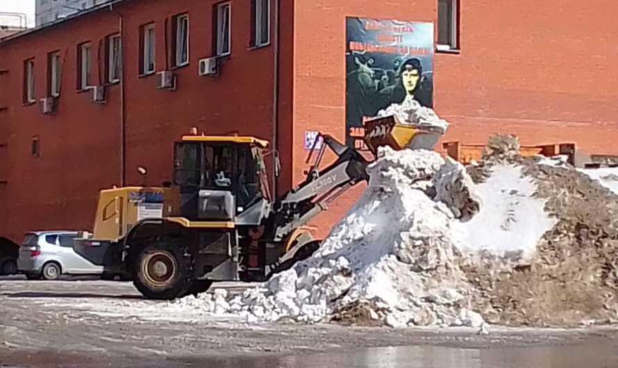 Полсотни тракторов для очистки тротуаров от снега дополнительно купит Новосибирск
